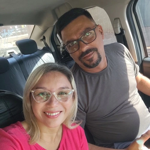 Casal na Estrada dentro do carro durante viagem pelas rodovias do Brasil